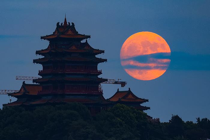 多地升起圆月点缀中秋夜色