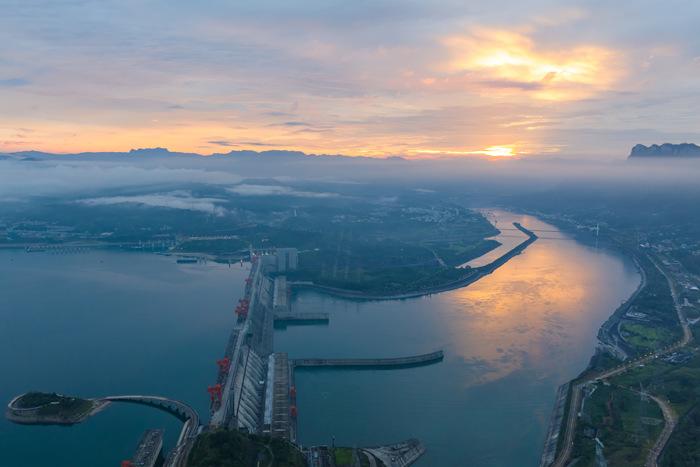 湖北宜昌雨后初霁 朝霞照映三峡大坝