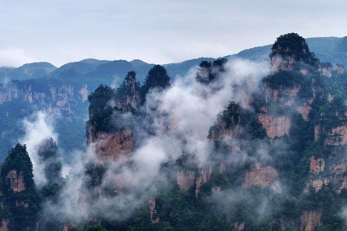 湖南张家界十里画廊云雾缭绕 绘就诗意山水画