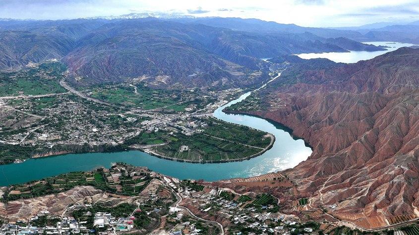 航拍黄河上游夏日风光旖旎山河壮丽