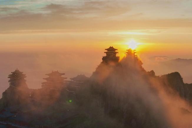 河南洛阳老君山日出和云海交相辉映
