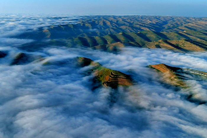 兰州远郊山区夏日云海如轻纱曼舞