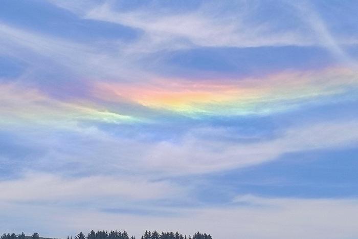 青海大通天空现“七彩祥云”奇观