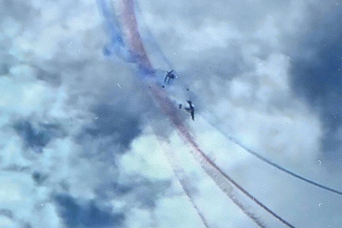 法国飞行表演队两架飞机相撞