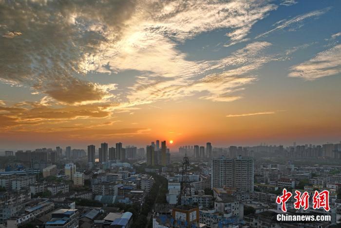 广西南宁：暮春霞影照小城