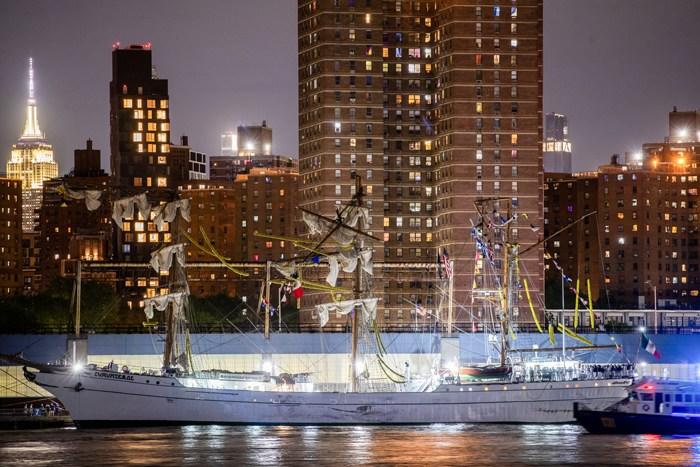 墨西哥海军帆船撞上纽约布鲁克林大桥