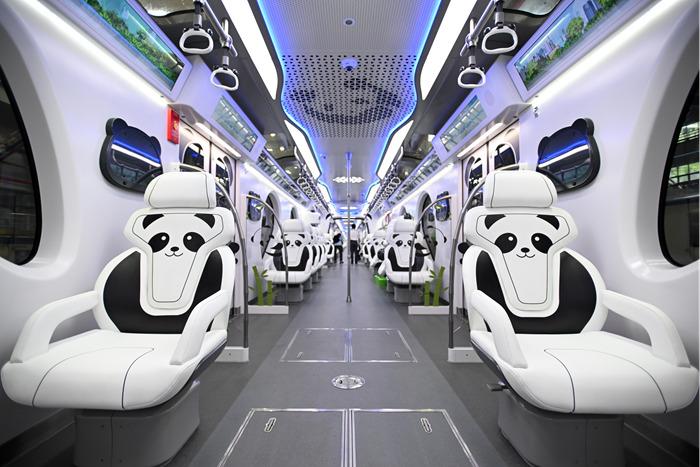国内首列“熊猫主题”跨座式单轨列车亮相重庆