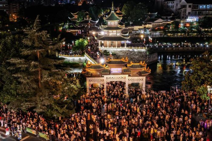 贵州贵阳：暑期夜间旅游火热